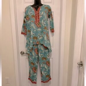 SIGNALS Women's Floral Pajamas Set 3/4 Sleeve Top Capri Pants Blue Size M